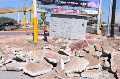 Filtraciones. Levantan banquetas en puente de Ciudad Universitaria para revisar humedad. (FERNANDO COMPEÁN) 