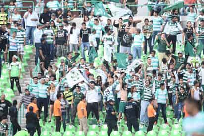 La afición celebró en grande el primer triunfo del torneo en casa, aunque haya sido de manera agónica. Termina ayuno en el estadio Corona