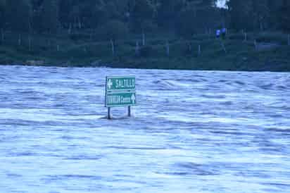 Cobra fuerza. Aspecto del río Nazas a la altura del puente Solidaridad (Periférico), en donde los vados viales quedaron cubiertos por la creciente. Cerca de este lugar se encuentra un sifón que se pretendía destruir, pero las autoridades decidieron dejarlo pese a que representa un obstáculo para el paso de las aguas.