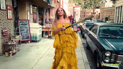 Lanzamiento. Como se ve en las imágenes, Beyoncé luce un vestido amarillo y va con un bate de béisbol rompiendo grifos. (ESPECIAL)