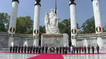 El mandatario pasó lista de honor a los Niños Héroes, entregó espadines a seis cadetes -tres hombres y tres mujeres- depositó una ofrenda floral y realizó una guardia de honor al pie del Altar a la Patria. (ESPECIAL) 

