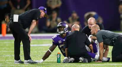 El corredor Adrian Peterson se lesionó en el partido del domingo ante los Empacadores de Green Bay. (AP)