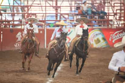 El evento tendrá todas las suertes de la charrería, además de temerarias montas y escaramuzas. Charreada nocturna en Gómez