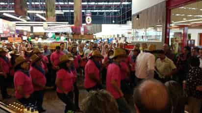 De fiesta. Trabajadores y encargados de la tienda dieron la bienvenida a los directivos del AlSuper y a los clientes. (CORTESÍA)