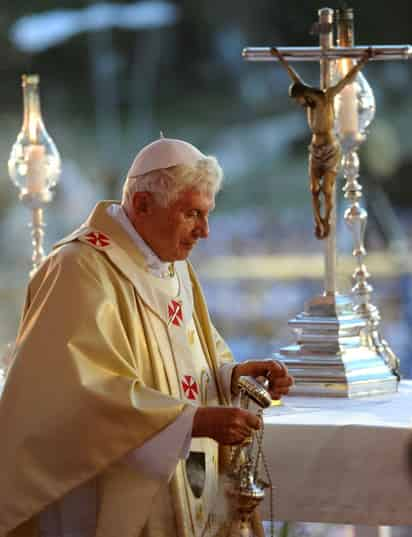 En 1994, el papa emérito padeció una embolia a la que le siguió una maculopatía que le provocó una pérdida significativa de la visión en el ojo izquierdo. (ARCHIVO) 