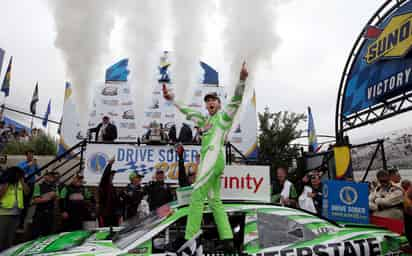 El piloto mexicano Daniel Suárez celebra la victoria. (AP)