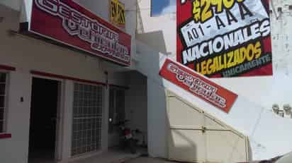 La empresa Gestoría Vehicular Express se estableció en un local de la avenida Victoria del centro para atender a los propietarios que estén interesados en efectuar el trámite. (EL SIGLO DE TORREÓN)