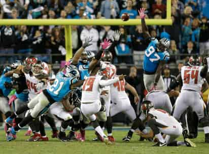 Roberto Aguayo (19) le dio el triunfo a los Bucaneros de Tampa Bay con gol de campo en los segundos finales. (AP)