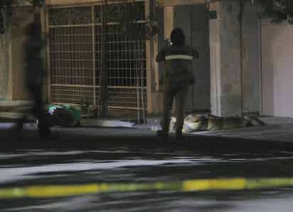 Cuerpos. Fueron abandonados en el exterior de una finca de la colonia Ampliación Los Ángeles. (EL SIGLO DE TORREÓN)