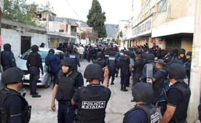 Al lugar arribó personal de Seguridad Pública y Elementos de la Coordinación de Seguridad Estatal, encabezados por el titular de la corporación Uriel Moreno, además de elementos de la policía investigadora, quienes trataron de calmar los ánimos de los vecinos. (EL UNIVERSAL)
