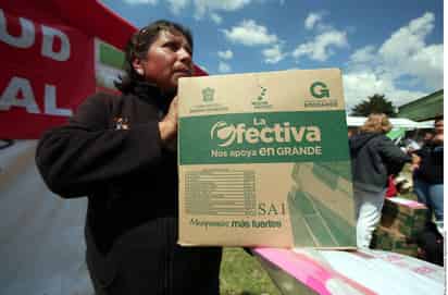 Ayuda. El activismo electoral puesto en marcha con el reparto de despensas en Estado de México.