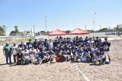 Un día de fiesta vivieron los jugadores de las Águilas Reales del Instituto 18 de Marzo al estrenar su anhelado campo de juego. (Especial)