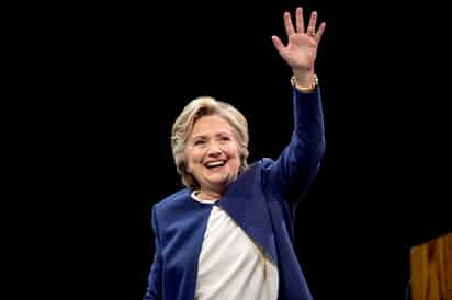 Clinton aparece con un respaldo del 67 por ciento entre los electores de origen latino, en tanto que el republicano tiene el apoyo del 17 por ciento. (ARCHIVO)