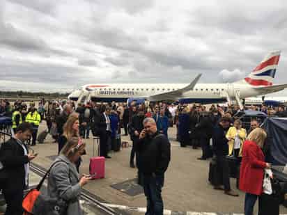 Alarma. Alrededor de 500 personas fueron evacuadas de las instalaciones aeroportuarias. (AP)