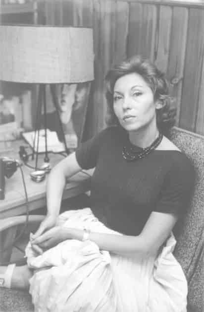 Grande. La escritora Clarice Lispector  de origen ucraniano se adentra en los hábitos, temores, costumbres y reacciones de una gallina, que pueden ser no muy diferentes a los de una persona.