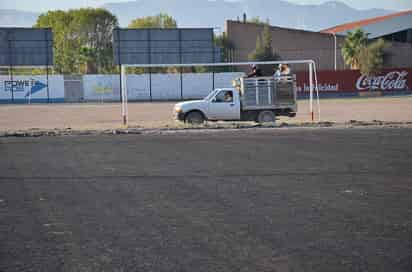 Se contemplan dos canchas de 52 por 62 metros, que incluyen además del pasto sintético, las terracerías, riego de impregnación, malla en todo el perímetro, ampliación de las tres gradas intermedias, andadores y un sistema pluvial a través de las cuatro aceras de las canchas para evitar inundaciones. (EL SIGLO DE TORREÓN) 
