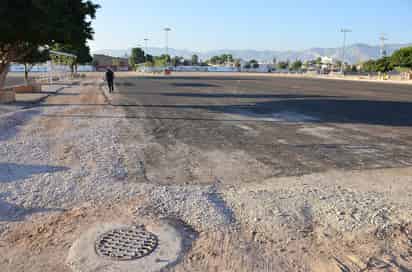 Ya se colocaron las planchas para la colocación del pasto sintético, aunque todavía se trabaja fuerte en los cuatro costados, para la implementación del sistema pluvial y evitar inundaciones. (Fotografías de Fernando Compeán)