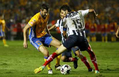 Andre-Pierre Gignac (i), del Tigres, y Jose Maria Basanta (d) del Monterrey durante el juego. (JAM MEDIA)