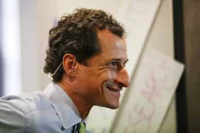 Anthony Weiner, el representante de Nueva York caído en desgracia, es investigado por las comunicaciones por internet que tuvo con una adolescente. (ARCHIVO)