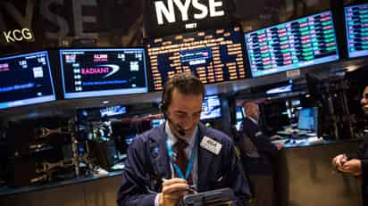 Los futuros del Dow Jones acumulaban a las 23:00 hora de Nueva York (03:00 GMT) una caída de casi 750 puntos (3.9 por ciento), para ubicarse en 17,574 puntos. (ARCHIVO)