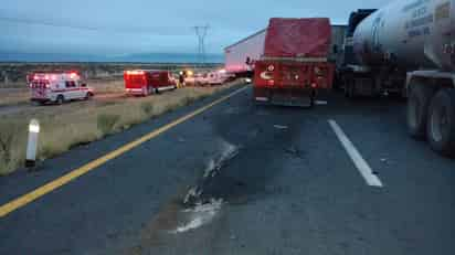 Alrededor de las 05:00 horas dos camiones chocaron y el chófer de una tercera unidad no se percató del accidente y se impactó contra uno de éstos. (EL SIGLO DE TORREÓN) 
