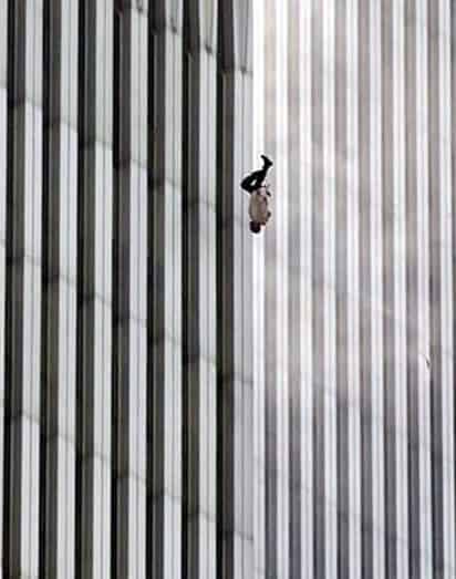 Entre las fotos aparece 'Falling Man', un hombre que cae de cabeza de una de las Torres Gemelas el 11 de septiembre del 2001. (ESPECIAL) 
