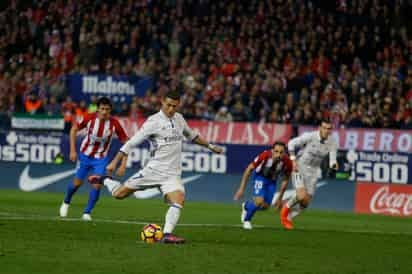 Cristiano Ronaldo anotó de penal su segundo tanto. (AP)