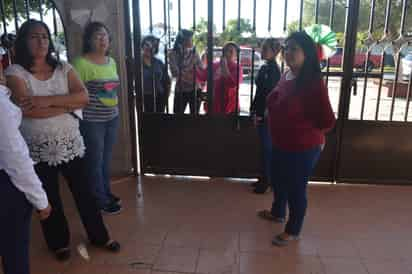 Problemática. Al mediodía de ayer, los padres de familia se postraron en los accesos de la escuela secundaria técnica 83. (ANGÉLICA SANDOVAL)