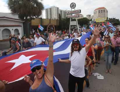 Festejan. Exiliados cubanos celebraron la muerte de Fidel Castro,  por las calles de Miami. Habrá un mitin el miércoles frente al Monumento a los Caídos en Playa Girón, para  exigir 'la libertad' de Cuba.