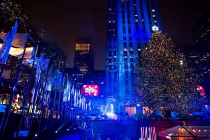 El juego de luces que adorna el abeto noruego cortado en la localidad de Oneonta, en el norte del estado de Nueva York, fue encendido en un acto que fue precedido por la participación musical en vivo de importantes figuras. (AP)