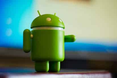 Android es un sistema operativo inicialmente pensado para teléfonos móviles, al igual que iOS, Symbian y Blackberry. (ARCHIVO)