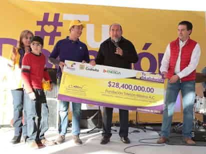 Donativo. Rubén Moreira otorgó un cheque por 28 millones 400 mil pesos para la Fundación Teletón. (CORTESÍA) 