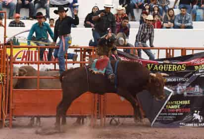 Los jinetes más jóvenes de la Comarca Lagunera podrán montar con todas las medidas de seguridad necesarias durante el evento de hoy. Día de prueba para jóvenes jinetes de rodeo extremo