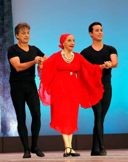 Viva. Tartas, flores y bombones para la bailarina Alicia Alonso, cumple 96 años en activo como una figura universal. (ARCHIVO)