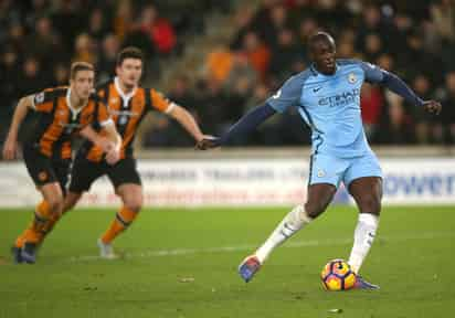 Yaya Toure anotó de penal el primer gol del partido. (AP)