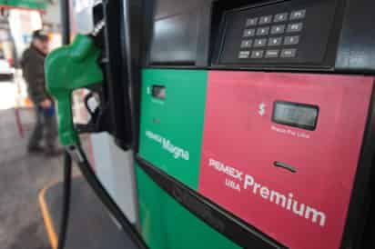 Pemex tiene una demanda de combustible de 815.000 barriles al día, un promedio que aumenta en el periodo vacacional de diciembre hasta los 855.000 barriles diarios. (ARCHIVO)