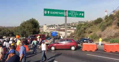 Ésta es la tercera vez que transportistas cierran la vialidad para protestar por el incremento en los precios de los combustibles. (TWITTER)