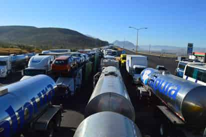 Miles. Había tráileres varados a 90 kilómetros a la redonda de la caseta de León Guzmán, principal salida al sur del país. 