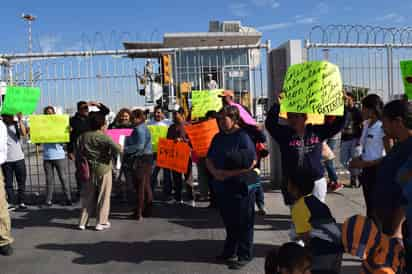 Toma. Con cartulinas y mantas, se manifestaron y cerraron la TAR de Pemex en el parque industrial de esta ciudad. (MA. ELENA HOLGUÍN)