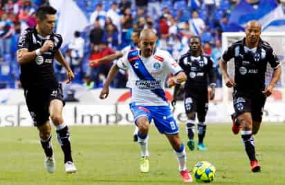 Jesús Molina (i) debutó con los Rayados de Monterrey y anotó dos de los tres goles de los regios en el triunfo sobre Puebla. Gana Rayados con dos de Jesús Molina