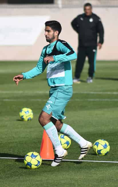 Para el espigado volante de Santos Laguna, de la campaña pasada al actual Clausura 2017 se juega de manera diferente. (ARCHIVO) 