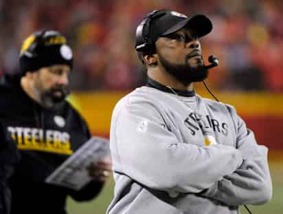 Mike Tomlin dijo que le actitud de Antonio Brown fue 'tonta' y 'egoísta', luego de subir un video de 15 minutos en el vestidor de los Steelers. (AP)