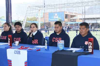 Pecky Webb Moreno, Directora General de la institución educativa, acompañada del personal docente y algunos entrenadores, dio a conocer los pormenores. (EL SIGLO DE TORREÓN)