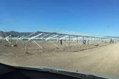 Poco. La instalación de bases que sostendrán las celdas solares se lleva 25 por ciento de avance.