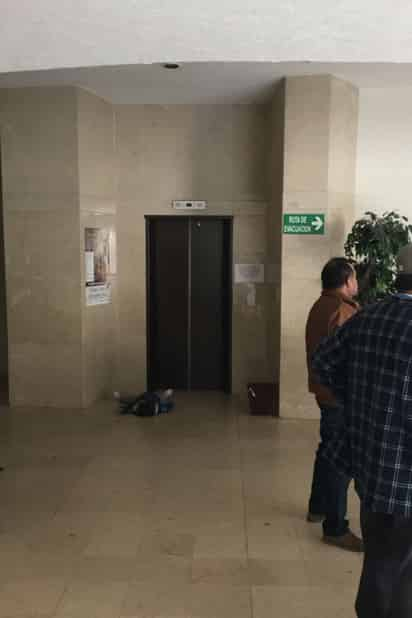 Sin servicio. Una vez más, ciudadanos reportaron la falla en el único elevador del Palacio de Justicia, el cual será reemplazado. (GUADALUPE MIRANDA)