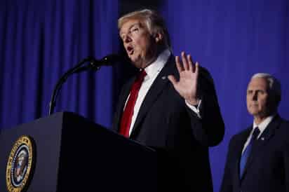 Donald Trump advirtió a Peña Nieto que si no piensa pagar por el muro, sería mejor cancelar su reunión. (ARCHIVO) 