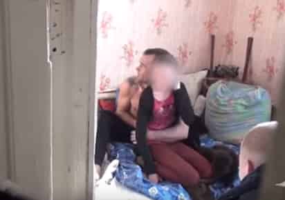 Toma a niña como rehén a cambio de droga