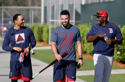 Mookie Betts (i), Deven Marrero (c) y el coach Carlos Febles platican durante la práctica de ayer. (AP)