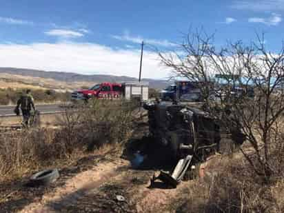 En el lugar se encontraba un vehículo de tipo Blaser, volcado e incendiado. 