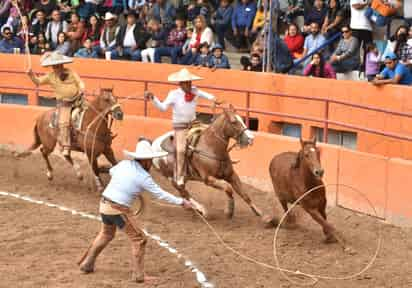 Aún y cuando se trata de un encuentro amistoso, todos los charros participantes darán lo mejor de sí sobre la arena y sus caballos. (Archivo)